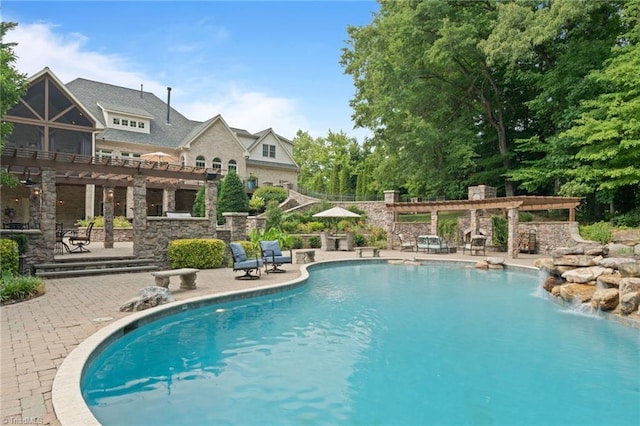 view of swimming pool with a patio and a pergola