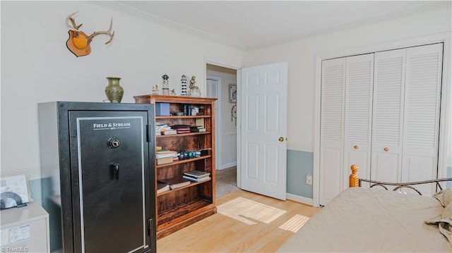 bedroom featuring light wood-type flooring and a closet