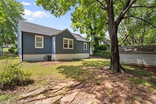 2505 Druid Hills Dr, Winston-Salem, NC 27105 - back of property with a yard