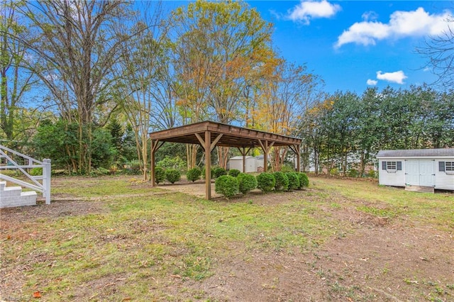 view of yard featuring a storage shed