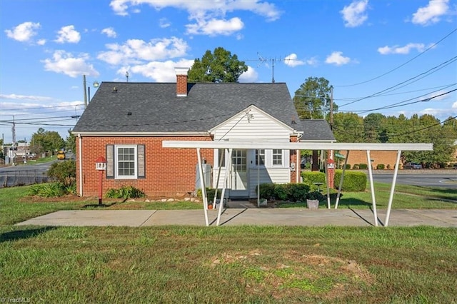 view of front of home featuring a front lawn