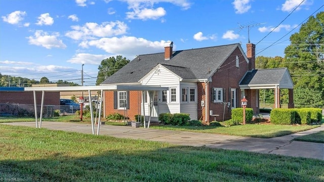 view of front of property featuring a carport and a front yard