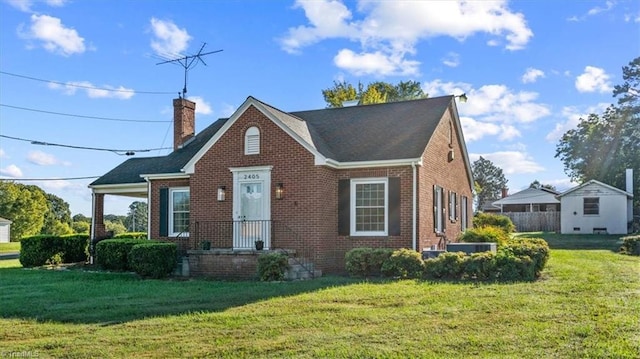 view of front of property featuring a front lawn