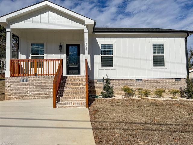 view of front facade with covered porch