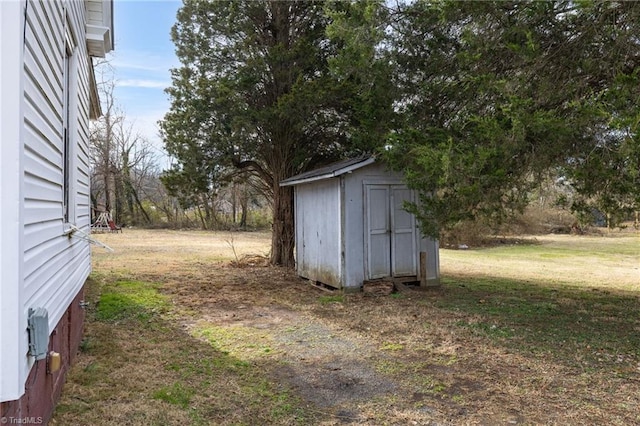 view of yard with a shed