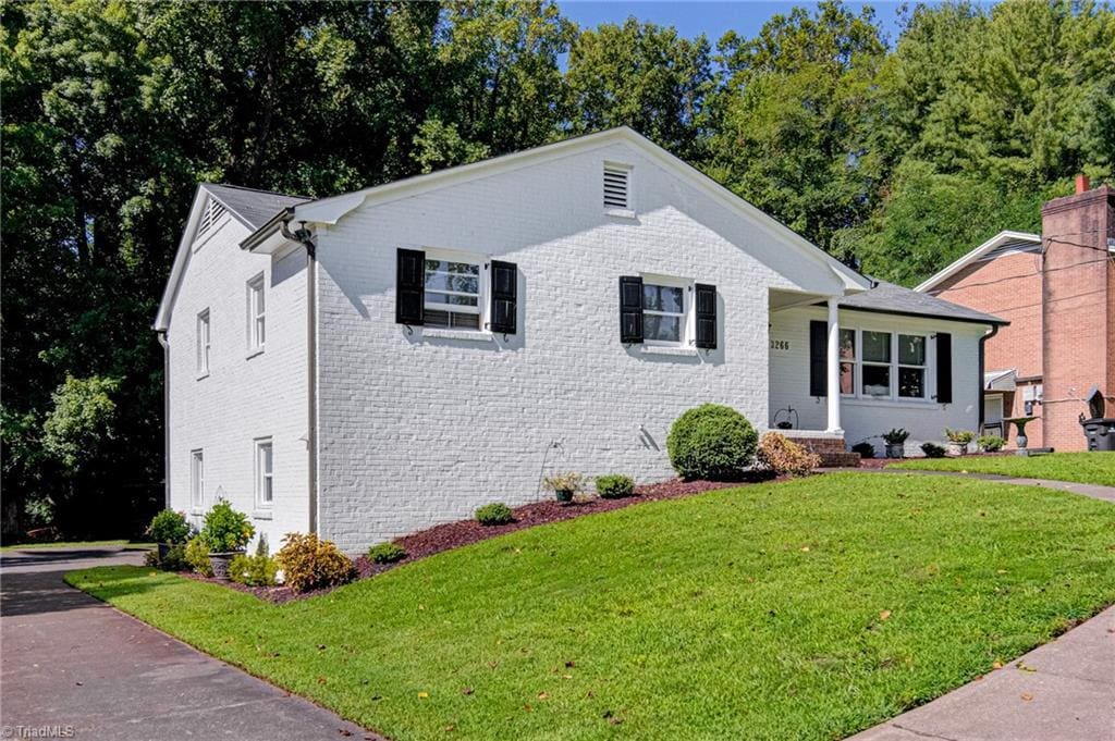 view of front of property featuring a front lawn