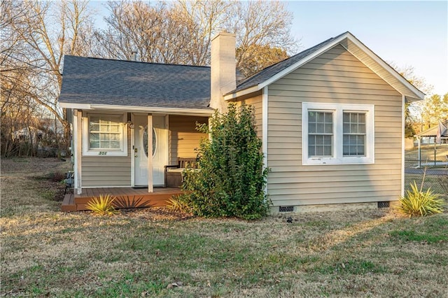 view of front of property with a front yard