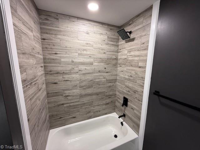 bathroom with tiled shower / bath