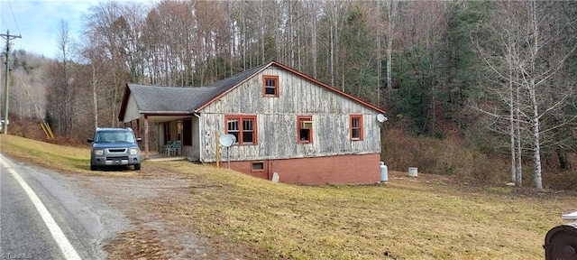 view of front facade featuring a front yard