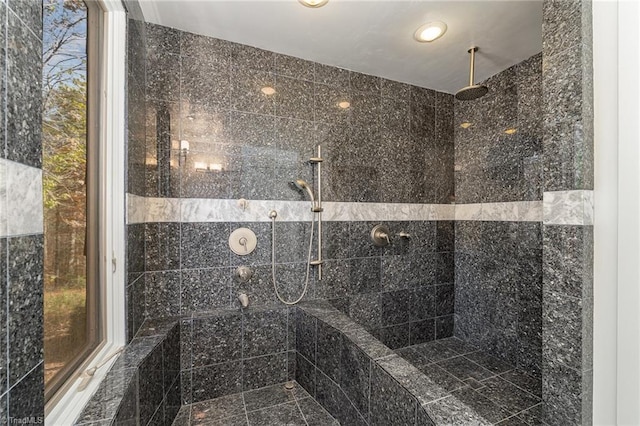 bathroom featuring a tile shower