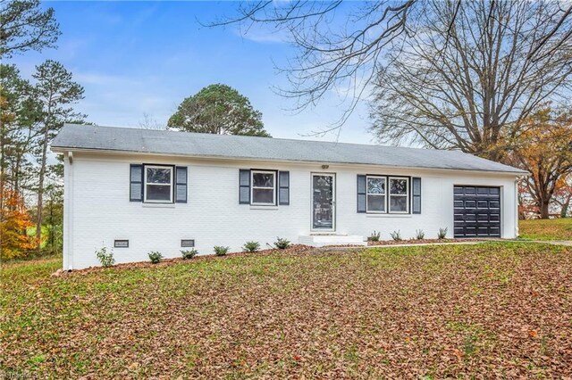 ranch-style home featuring a front lawn