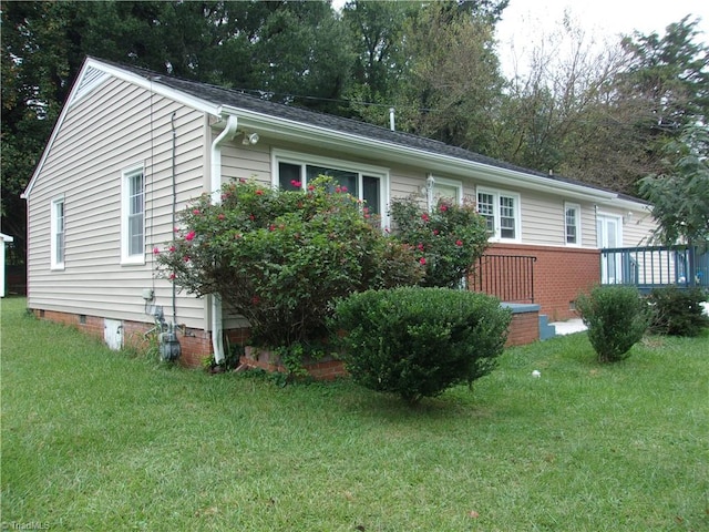 view of front facade with a front lawn