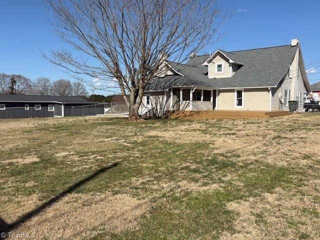 view of front facade with fence and a front yard