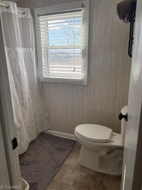 full bath featuring curtained shower and toilet