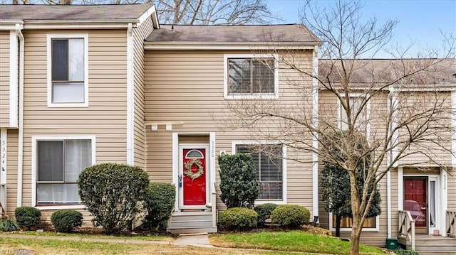 townhome / multi-family property featuring a front yard