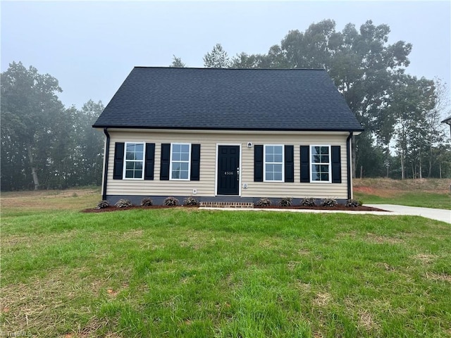 view of front of house featuring a front lawn