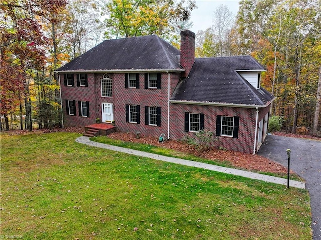 view of front facade with a front yard