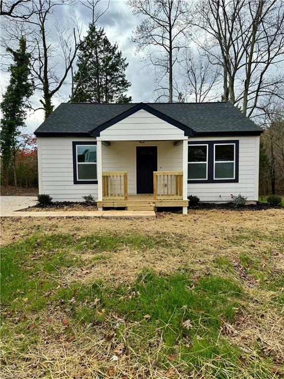 view of front of home with a front lawn