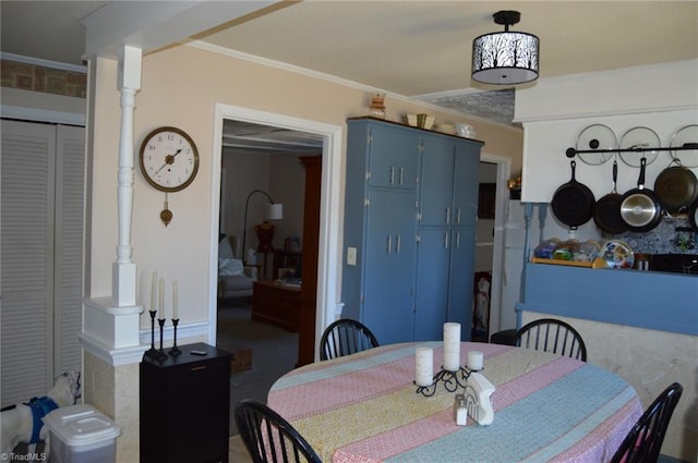 dining area with ornamental molding