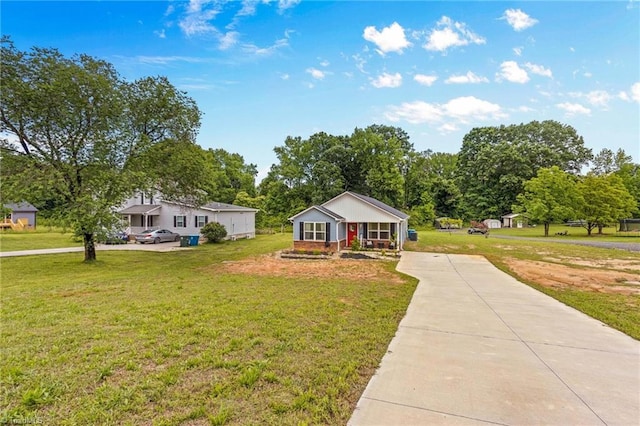 single story home featuring a front lawn