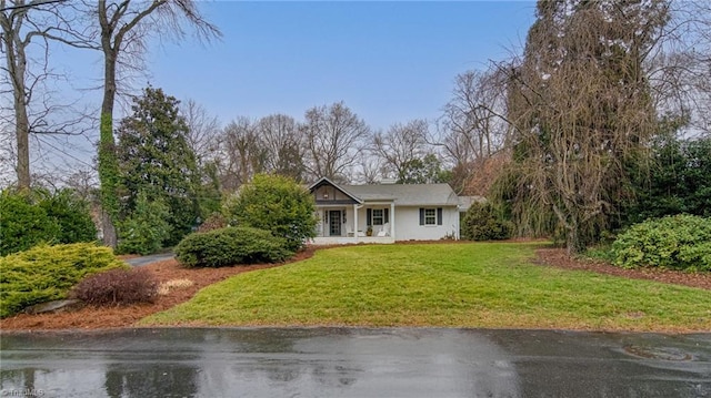 view of front of property with a front yard