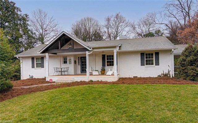 view of front facade with a porch and a front lawn