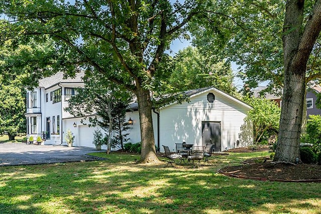 view of front of home featuring a front yard and a garage