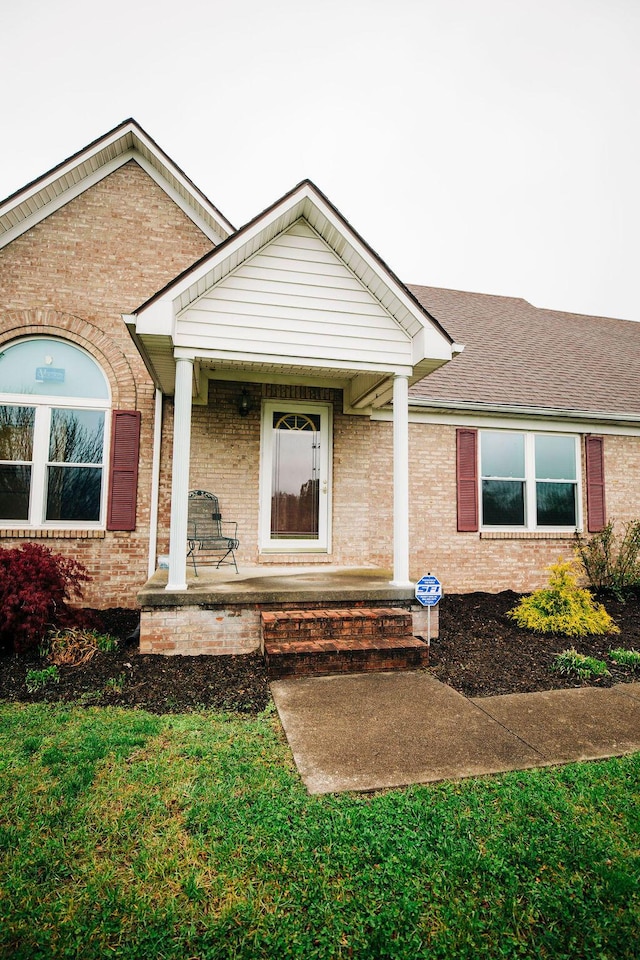 view of front of house featuring covered porch and a front yard