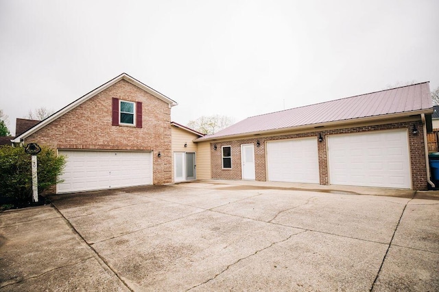 view of front property featuring a garage