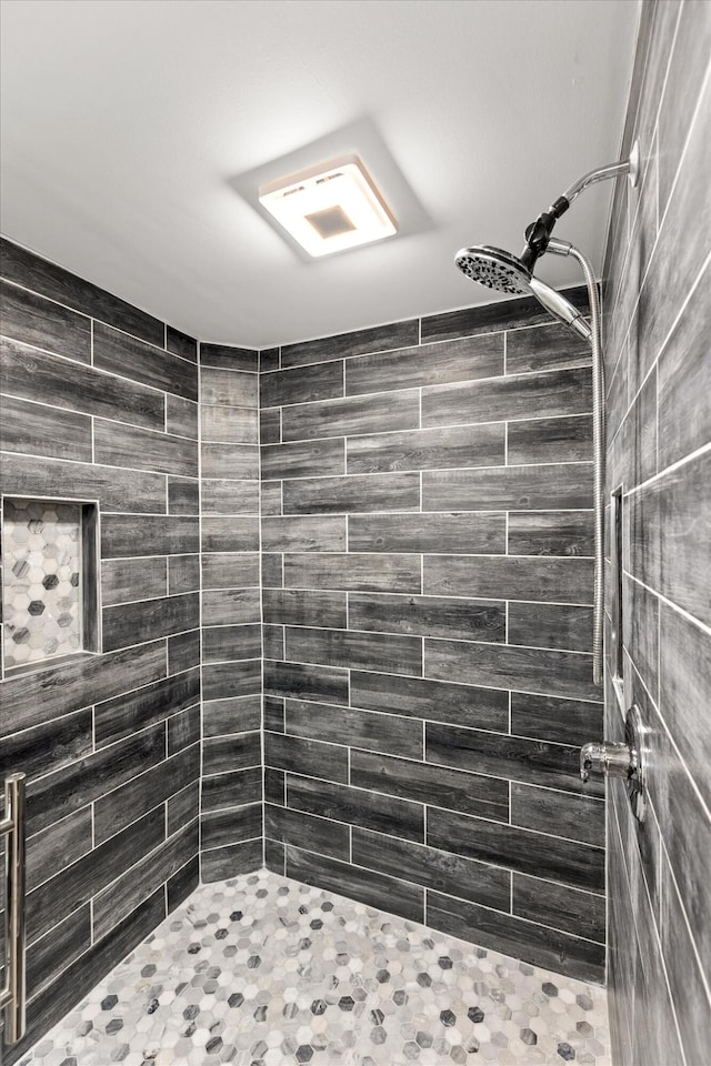 bathroom featuring a tile shower