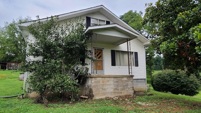 exterior space featuring a front lawn