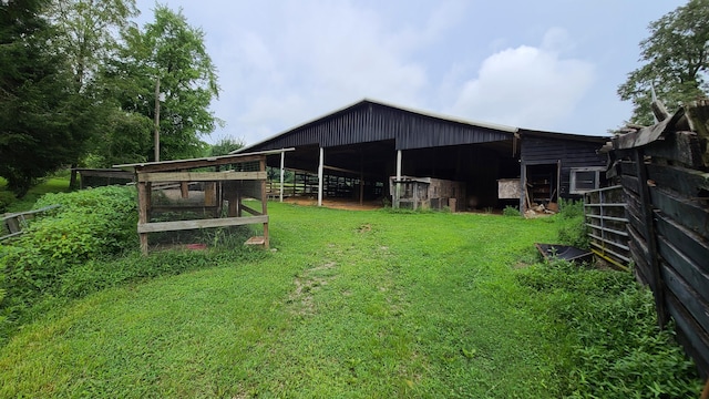 view of yard featuring an outdoor structure