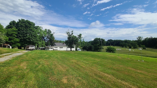 view of yard featuring a rural view