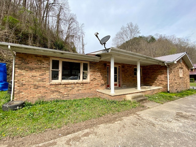 ranch-style home featuring covered porch