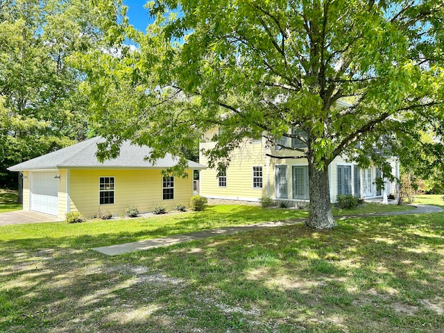 view of front of home featuring a front lawn and a garage