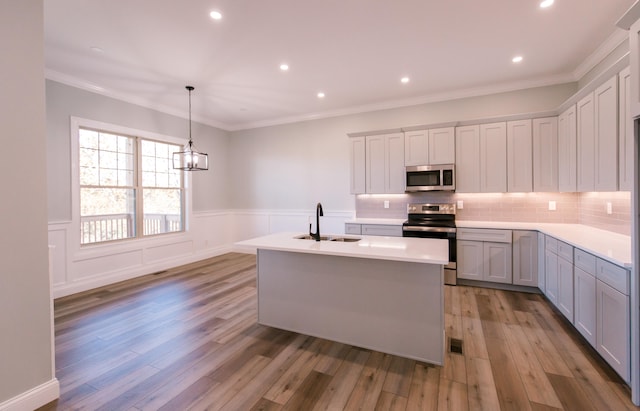 kitchen featuring a chandelier, stainless steel appliances, light hardwood / wood-style flooring, and sink