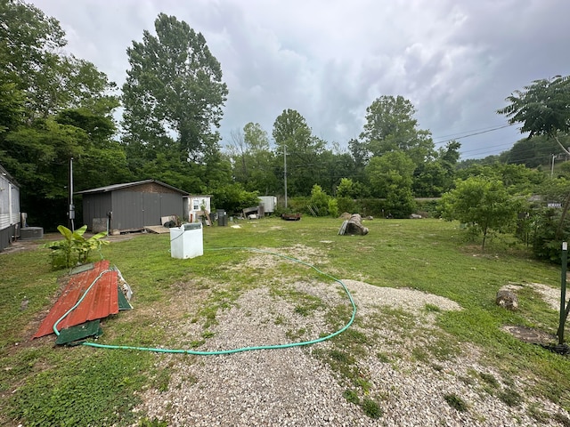 view of yard featuring an outdoor structure