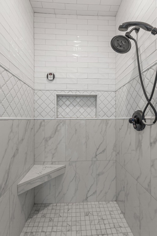 full bath with tiled shower