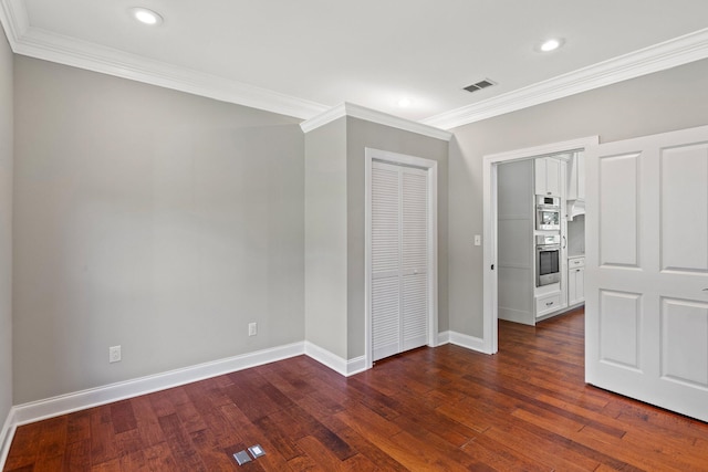 unfurnished room featuring visible vents, ornamental molding, recessed lighting, baseboards, and dark wood-style flooring