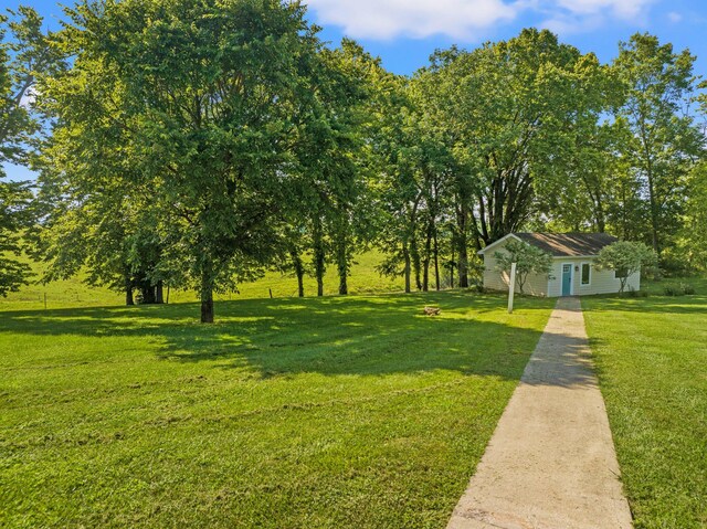 view of yard with an outdoor structure