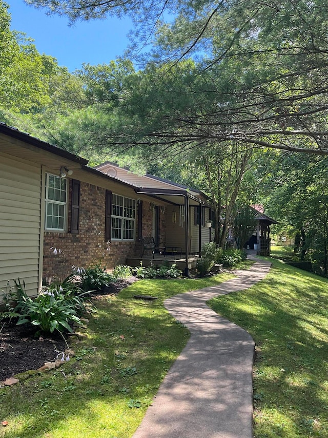 view of front facade featuring a front yard and covered porch