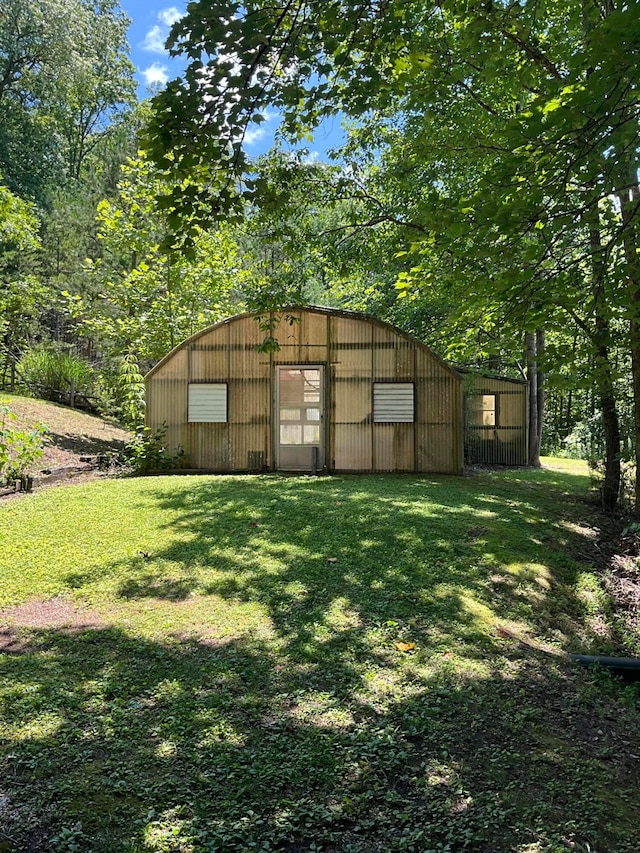 view of yard featuring an outdoor structure