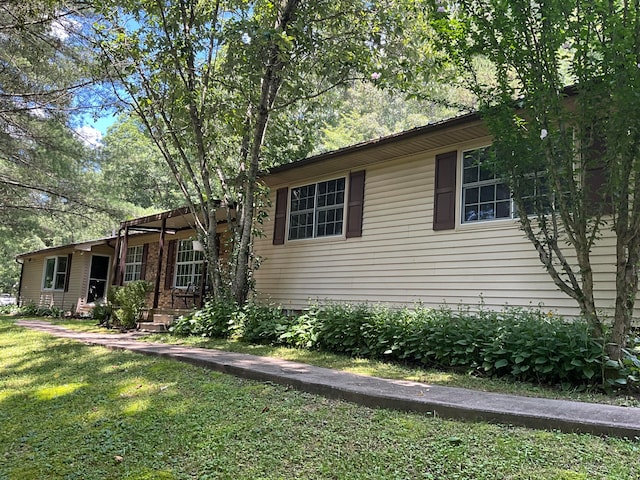 view of front of property with a front yard