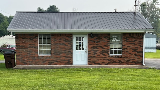 view of front facade with a front yard