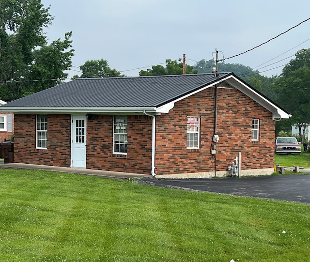 view of front of home with a front lawn