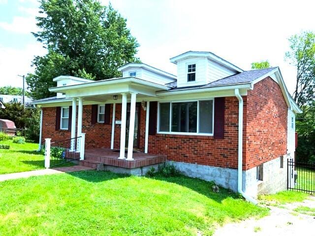 view of front facade with a front yard