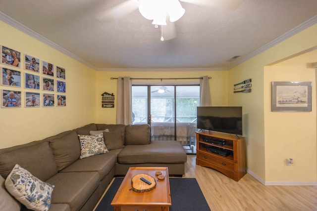 living room featuring ceiling fan, light hardwood / wood-style flooring, and crown molding