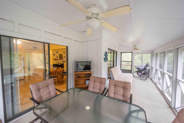 sunroom with ceiling fan