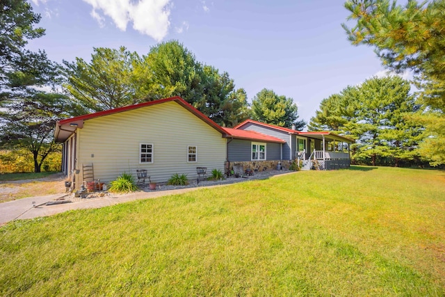 back of house featuring a lawn