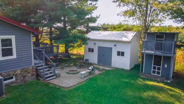 view of yard featuring an outdoor fire pit